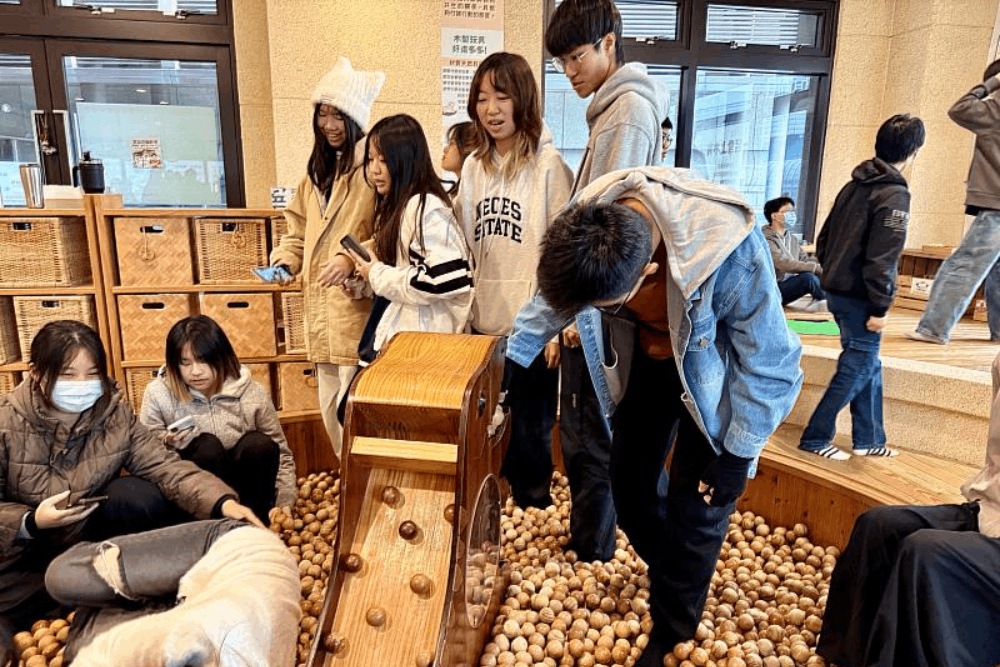 圖說：學生與台灣首座國產球池互動。／照片來源：亞洲大學